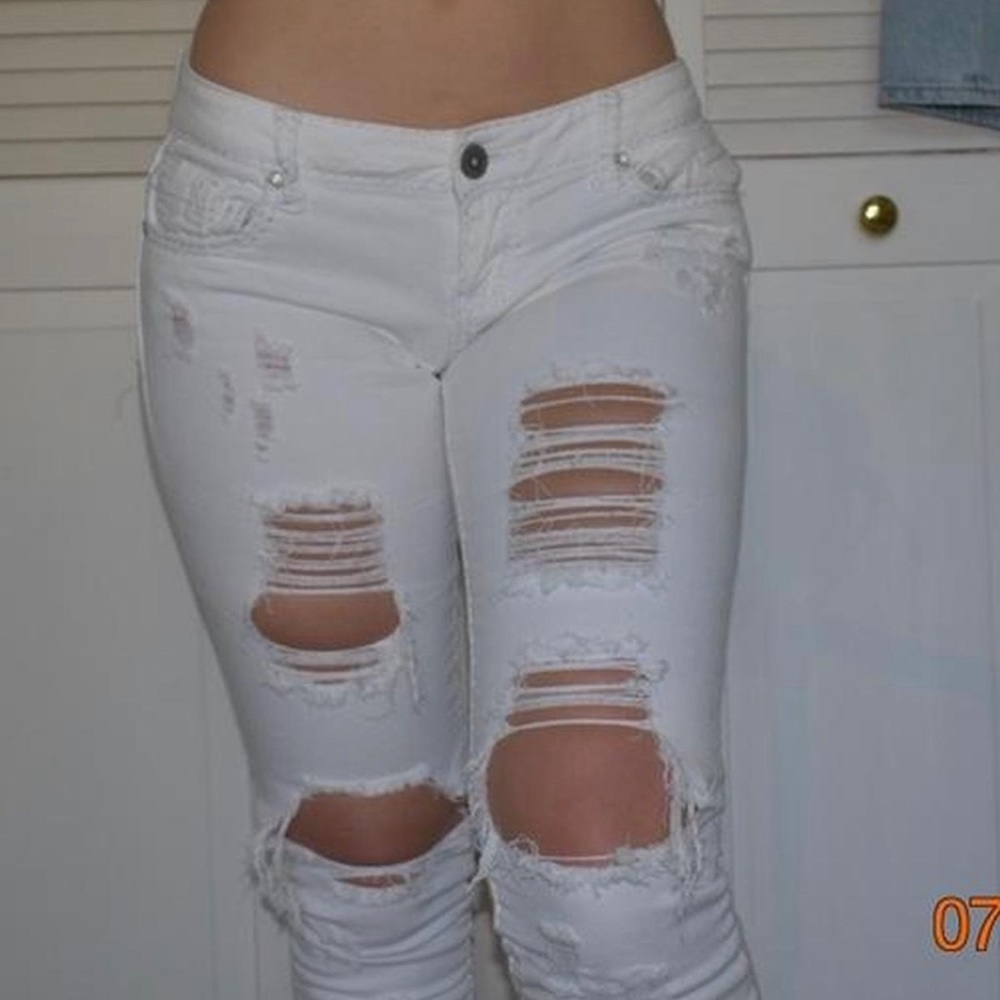 ALMOST FAMOUS distressed skinny jeans